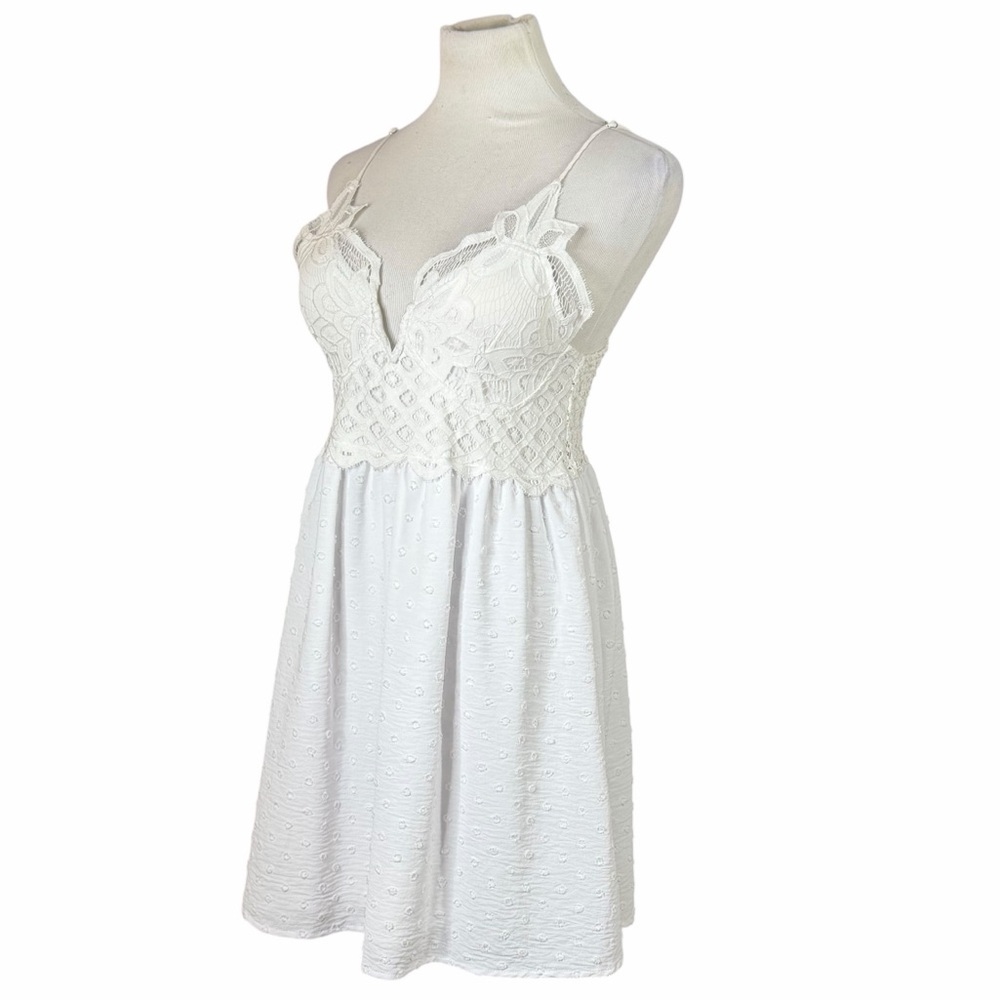 10/$25🦋 Faded Rose White Lace Crochet V-Neck Babydoll Mini Dress - Size Large - Picture 4 of 15